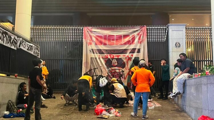GELOMBANG AKSI DEMONSTRASI DI KANTOR KEJAKSAAN AGUNG, MEMINTA TERSANGKA KASUS KORUPSI FA DIHUKUM SEBERAT – BERATNYA