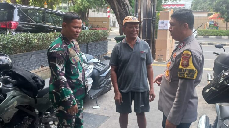 Bhabinkamtibmas Sambang Warga Kebon Kacang Tingkatkan Harkamtibmas dan Semarakkan HUT RI ke-81