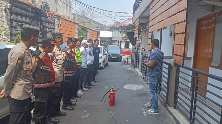 Aksi Mahasiswa di Depan D’Paseban RedDoorz, Polisi Siagakan 15 Personel