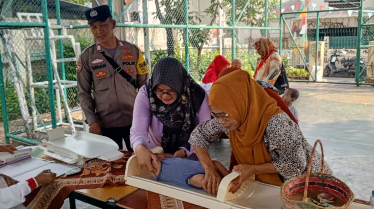 Bhabinkamtibmas Monitoring Poskes Lansia, Posyandu Balita dan Posbindu di RW 007 Bungur