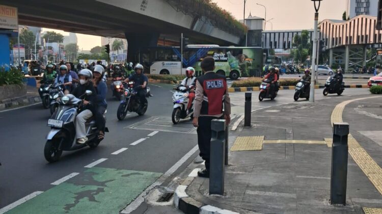 Polisi Polsek Senen Lakukan Pengaturan Lalu Lintas Pagi dan Sore
