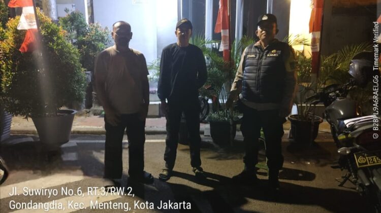 Patroli Tengah Malam, Bhabinkamtibmas Gondangdia Perkuat Satkamling Jalan Suwiryo