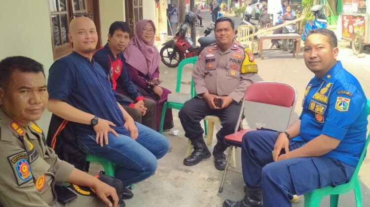 Polisi dan Warga Duduk Bersama, Keamanan Jadi Kekuatan! Bhabinkamtibmas Kelurahan Kemayoran Bangun Sinergi