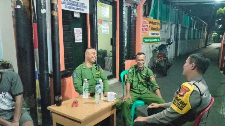 Polisi Hadir di Tengah Warga hingga Dini Hari, Monitoring Siskamling Perkuat Jaga Jakarta di Kebon Kosong