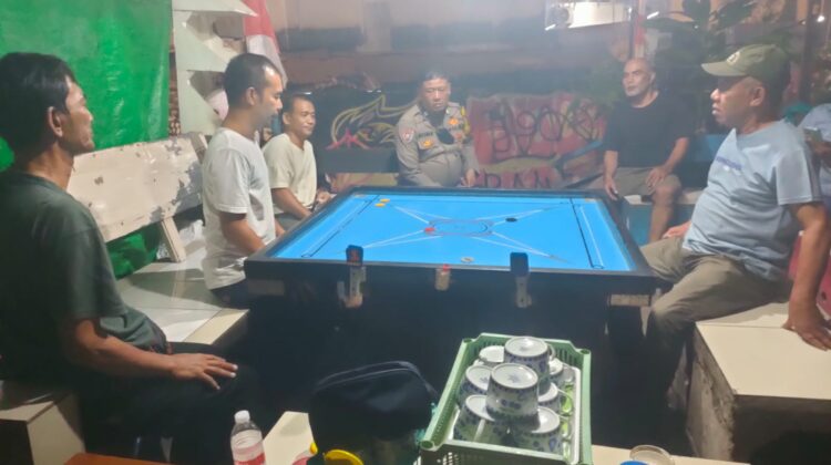 Cegah Tawuran dan Kejahatan, Bhabinkamtibmas Sambangi Satkamling RW 08 Kebon Sirih
