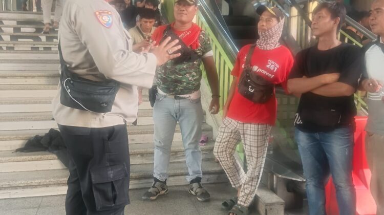 Bhabinkamtibmas Kampung Bali Laksanakan Cooling System dan Koordinasi Kamtibmas Bersama Porter Pasar PMTA Tanah Abang