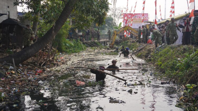 Karbak Bersihkan Sungai di Sindang Jaya, Kodim Tigaraksa dan Forkopimda Perkuat Gotong Royong Sambut HUT ke-81 RI