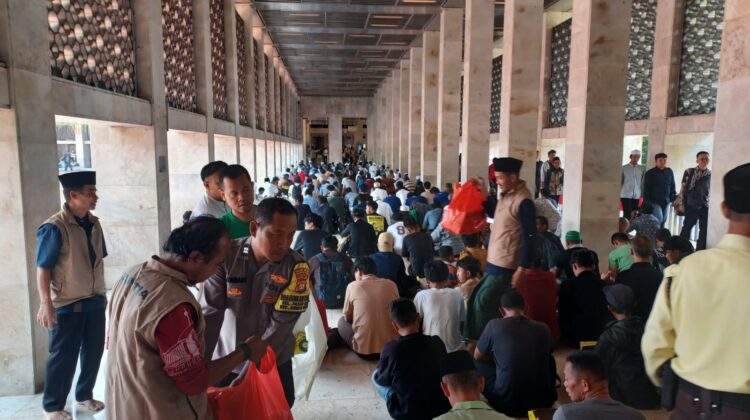 Pelayanan Polri Dalam Sholat Jumat dan Jumat Berkah, 5.000 Boks Makanan Dibagikan di Masjid Istiqlal