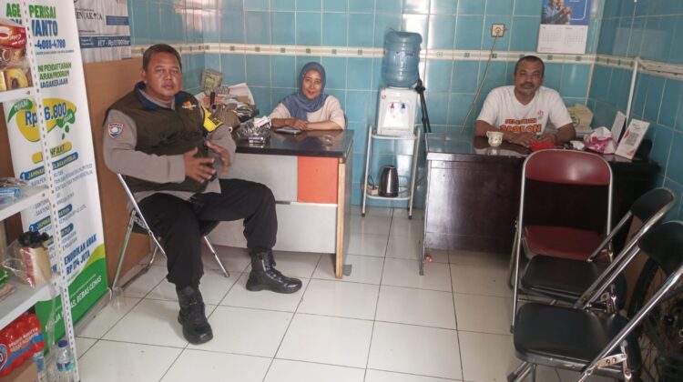 Sambang Jelang Siang Bhabinkamtibmas Karang Anyar Sambangi Sekertariat Rw, Perkuat Deteksi Dini Gangguan Kamtibmas