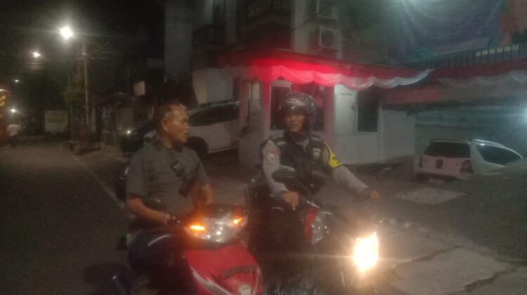 Bhabinkamtibmas Kartini Sambangi Pos Satkamling, Perkuat Keamanan Lingkungan Warga