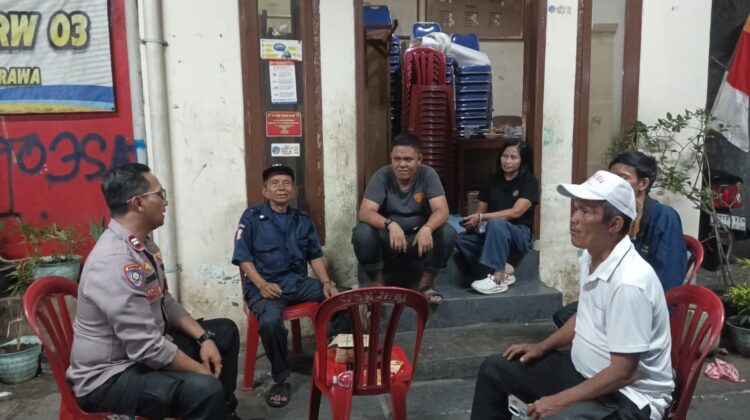 Dini Hari, Bhabinkamtibmas Perkuat Satkamling Kampung Rawa