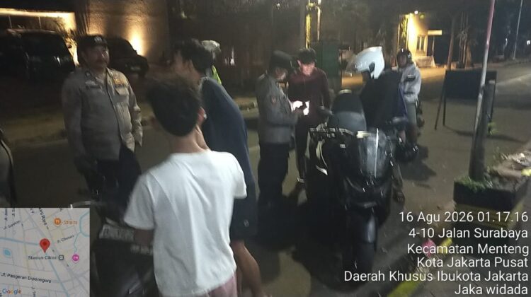 Razia Cipkon Dini Hari, Polisi Periksa Kendaraan di Jalan Surabaya Menteng