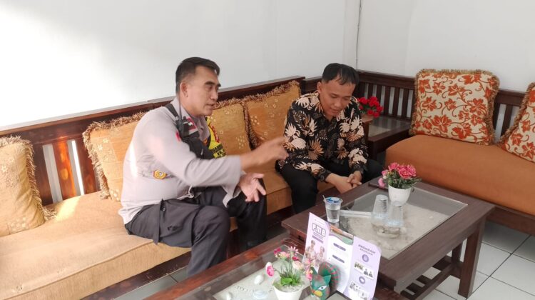 Edukasi Bhabinkamtibmas Kartini Di Rumah Warga, Berikan Konsultasi Hukum Secara Humanis