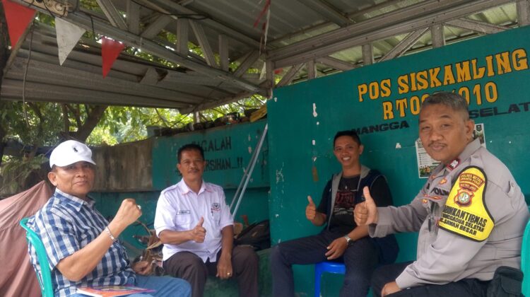 Bhabinkamtibmas Sambangi Pos Keamanan Mangga Dua Selatan, Cegah Gangguan Kamtibmas