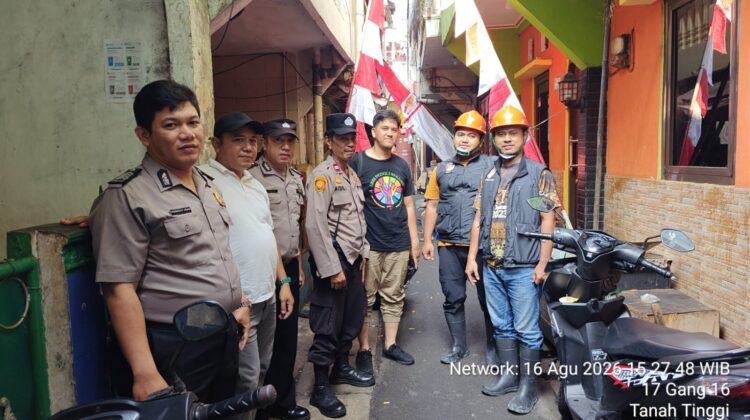 Respon Cepat Polsek Johar Baru, Tangani Kebakaran Rumah Kos di Tanah Tinggi