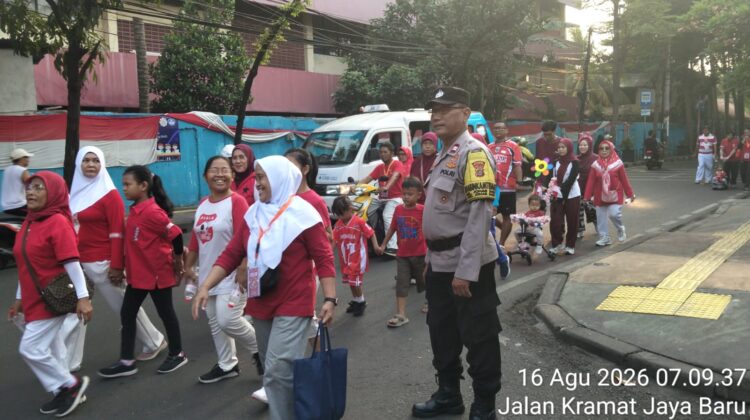 Meriahkan HUT RI ke-81, Polisi dan Warga Bersinergi Jaga Jalan Santai Tetap Kondusif
