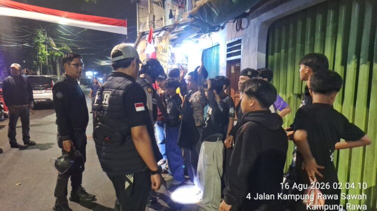 Patroli Mobile Polsek Johar Baru, Polisi Sapa Humanis Remaja yang Nongkrong hingga Larut Malam