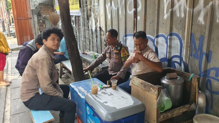 Patroli sore Bhabinkamtibmas Pasar Baru Sambangi Warga, Bahas Kamtibmas dan Persiapan Lomba HUT RI ke-81
