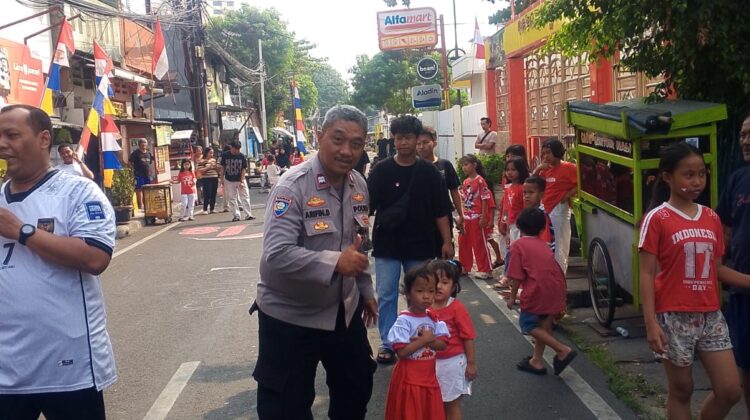 Bhabinkamtibmas Pantau Lomba HUT ke-81 RI, Parkir Dadakan Warga Jadi Perhatian Polri