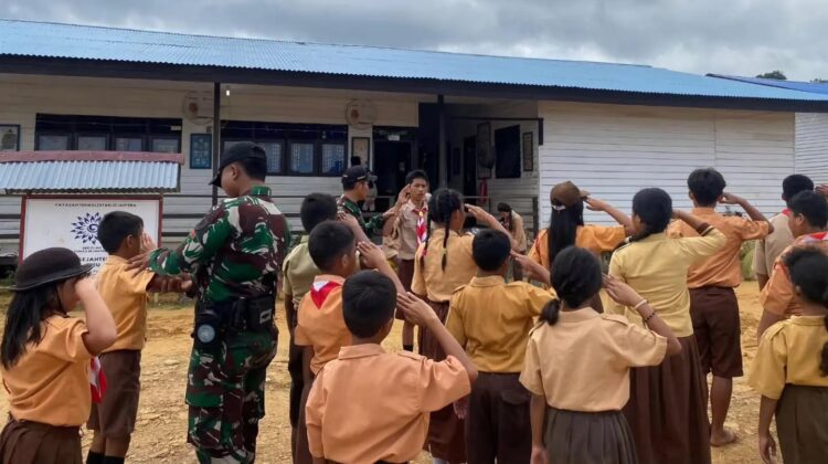 Satgas Pamtas Yonarmed 13 Kostrad Berikan Pembekalan Wawasan Kebangsaan kepada Siswa SD di Perbatasan