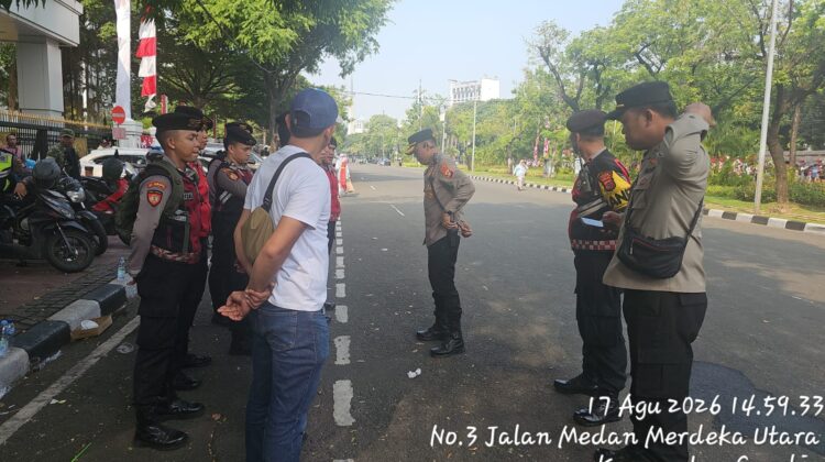 Jaga Jalannya Prosesi Kenegaraan, Kapolsek Johar Baru Pimpin Pengamanan di Depan Mahkamah Agung