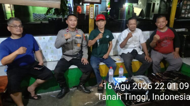 Sambangi Satkamling Tengah Malam, Bhabinkamtibmas Tanah Tinggi Perkuat Kewaspadaan Warga