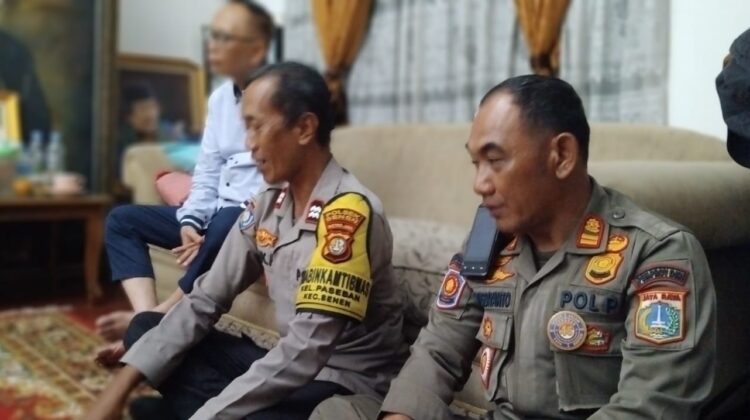 Kapolsek Senen Sambangi Tokoh Masyarakat di Paseban, Bahas Keamanan Lingkungan