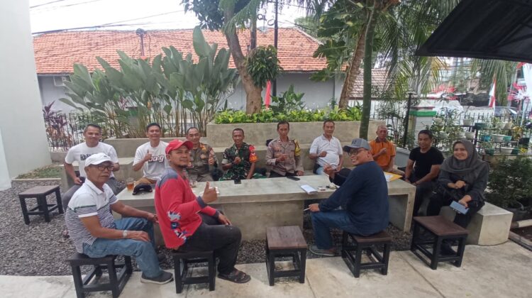 Lurah Paseban dan Tiga Pilar Koordinasi dengan Ketua RW Jelang Kegiatan HUT RI ke-81