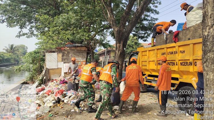 Jaga Kebersihan dan Kesehatan, Satgas Sampah Kodim 0510/Tigaraksa Bersihkan Tumpukan Sampah di Sepatan