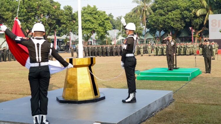 Kaskostrad Pimpin Upacara HUT Ke-81 Kemerdekaan RI di Lapangan Zeni Kostrad