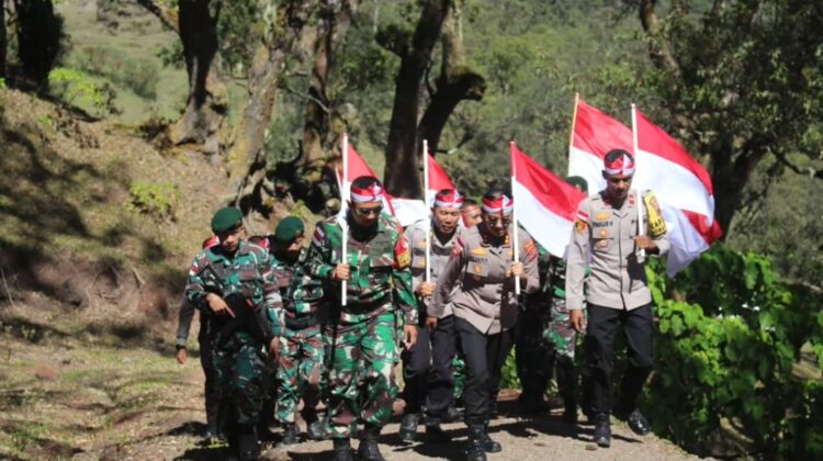 Semangat Kebangsaan di Perbatasan, Satgas Pamtas Yonarhanud 2 Kostrad Kibarkan Bendera Raksasa di Bukit Bijaelsunan