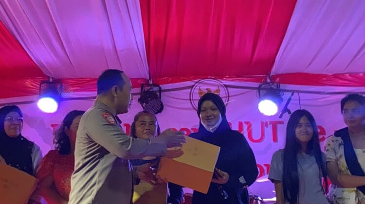 Bhabinkamtibmas Kenari Monitor Perlombaan dan Panggung Hiburan HUT ke-81 RI