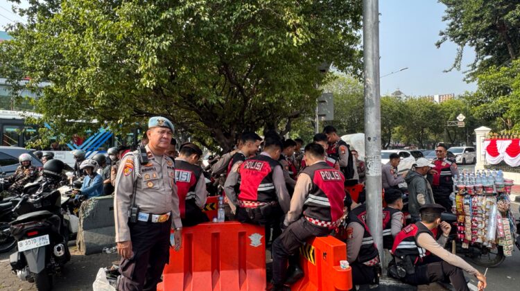 Kapolsek Sawah Besar Pimpin Pengamanan Penurunan Bendera dan Karnaval HUT RI ke-81 di Gambir