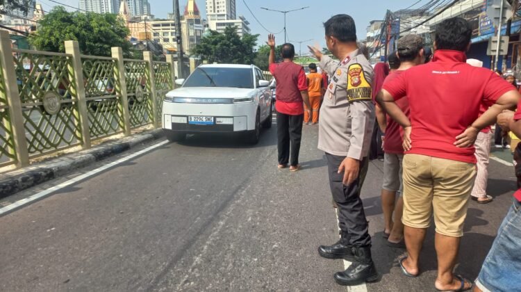 Bhabinkamtibmas Bersama Tiga Pilar Amankan Lomba Carnaval HUT RI ke-81 di RW 09 Kebon Kacang