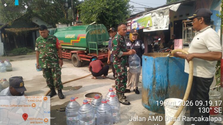 Koramil 14/Panongan Berikan Bantuan Air Bersih kepada Warga yang Mengalami Kekeringan