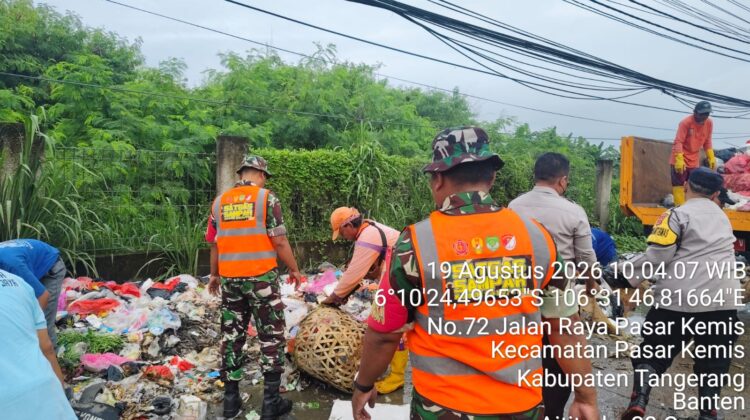 Sinergitas TNI-Polri dan Masyarakat, Satgas Sampah Kodim 0510/Tigaraksa Bersihkan Tumpukan Sampah di Sindang Jaya