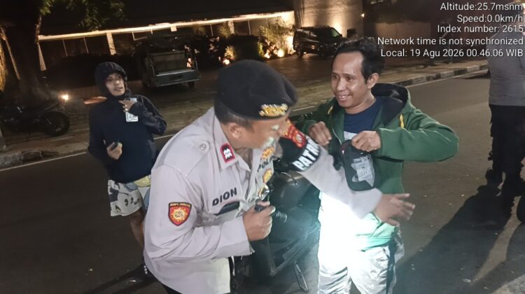 Razia Cipkon Dini Hari, Polisi Periksa Kendaraan di Jalan Surabaya Menteng
