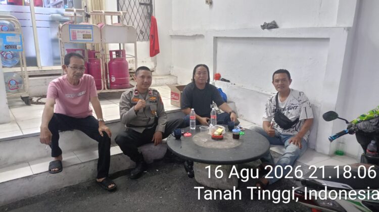 Dekat dengan Warga, Polisi Sambangi Satkamling Perkuat Keamanan RW 11 Tanah Tinggi