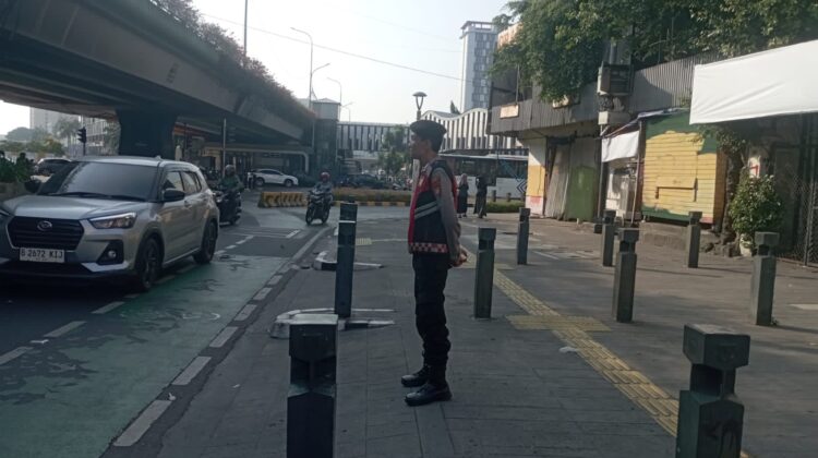 Polisi Polsek Senen Lakukan Pengaturan Lalu Lintas di Sejumlah Titik pada Jam Sibuk