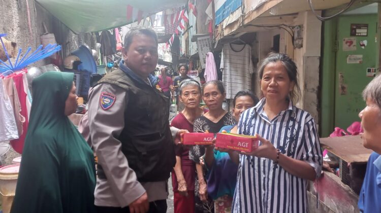 Rabu Berkah, Polsek Sawah Besar Bagikan Makanan Siap Saji untuk di Karang Anyar