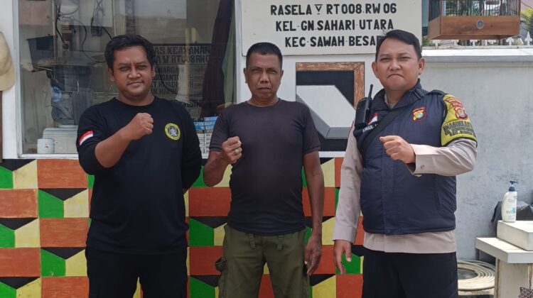 Patroli Sore di Pemukiman, Bhabinkamtibmas Gunung Sahari Utara Pastikan Keamanan Lingkungan