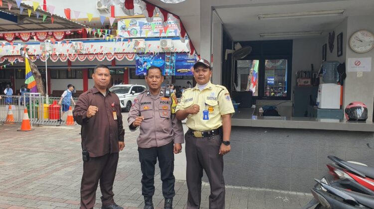 Polisi Bersama Satpam Patroli Jalan Kaki di Pasar Baru, Ingatkan Pengunjung Waspada Jaga Barang Bawaan