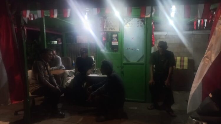 Bhabinkamtibmas Sambangi Pos Satkamling Cikini, Warga Diminta Tingkatkan Kewaspadaan