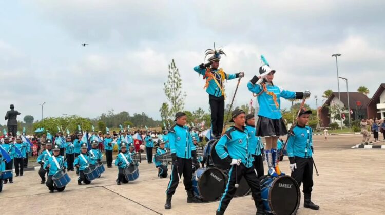 Khidmat HUT ke-81 RI di Perbatasan, Satgas Yonarmed 13 Kostrad Ikuti Upacara di PLBN Badau