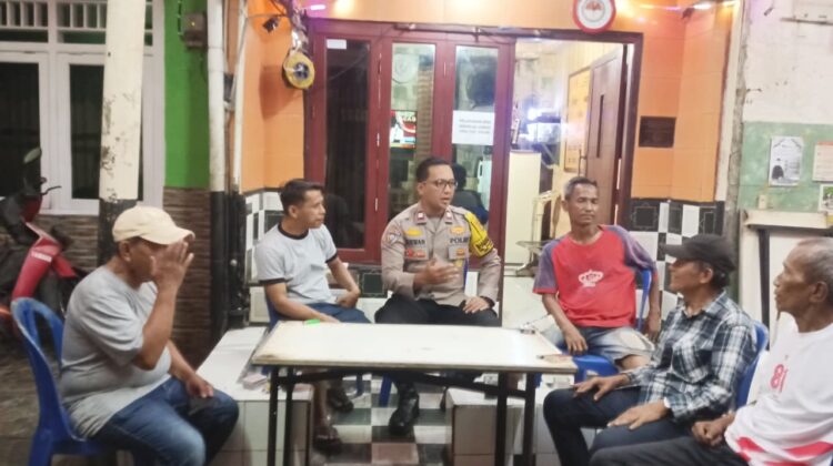 Dini Hari, Polisi Sambangi Poskamling Kampung Rawa dan Perkuat Keamanan Warga