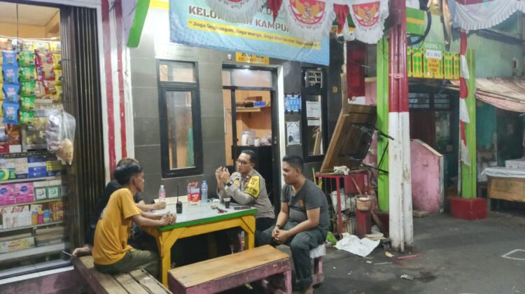 Lewat Tengah Malam, Polisi Sambangi Poskamling RW 02 Kampung Rawa Cegah Kejahatan
