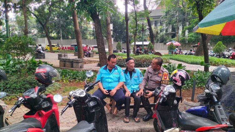 Bhabinkamtibmas Perkuat Pengawasan Parkir, Cegah Kejahatan di Taman Lawang