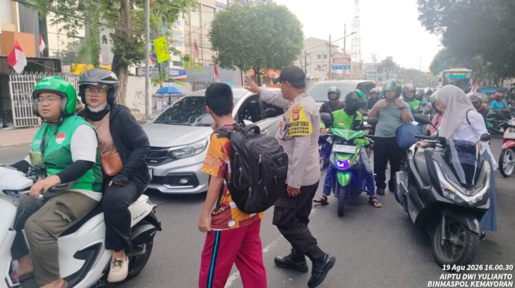 Keamanan Warga Adalah Prioritas, Bhabinkamtibmas Kemayoran Siaga di Tengah Aktivitas Sore