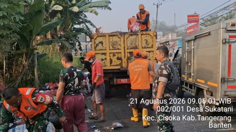 Satgas Sampah Kodim Tigaraksa dan Warga Bersihkan Jalan Raya Cisoka