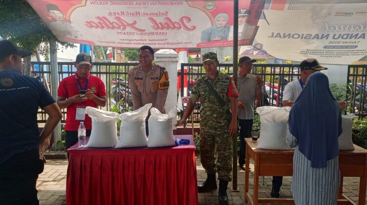Babinsa Koramil Panongan Dampingi Penyaluran Bantuan Pangan Bulog Untuk Warga